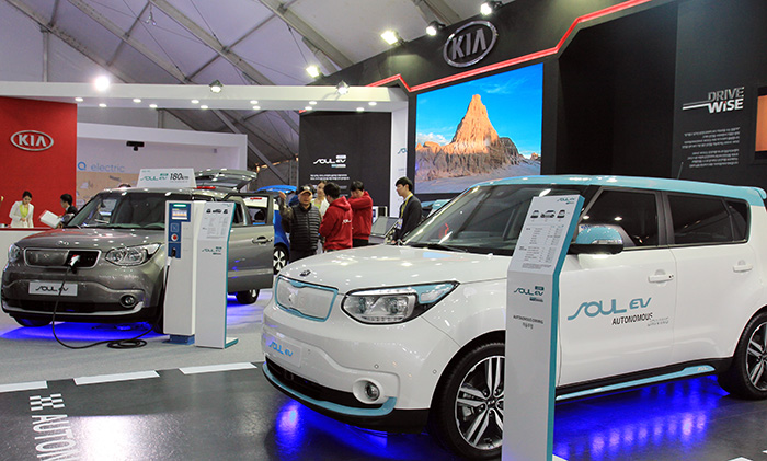 Renault Samsung Motor’s SM3 Z.E. (top) and Kia Motor’s Soul EV attract visitors in the exhibition hall at the International Electric Vehicle Expo on March 17.